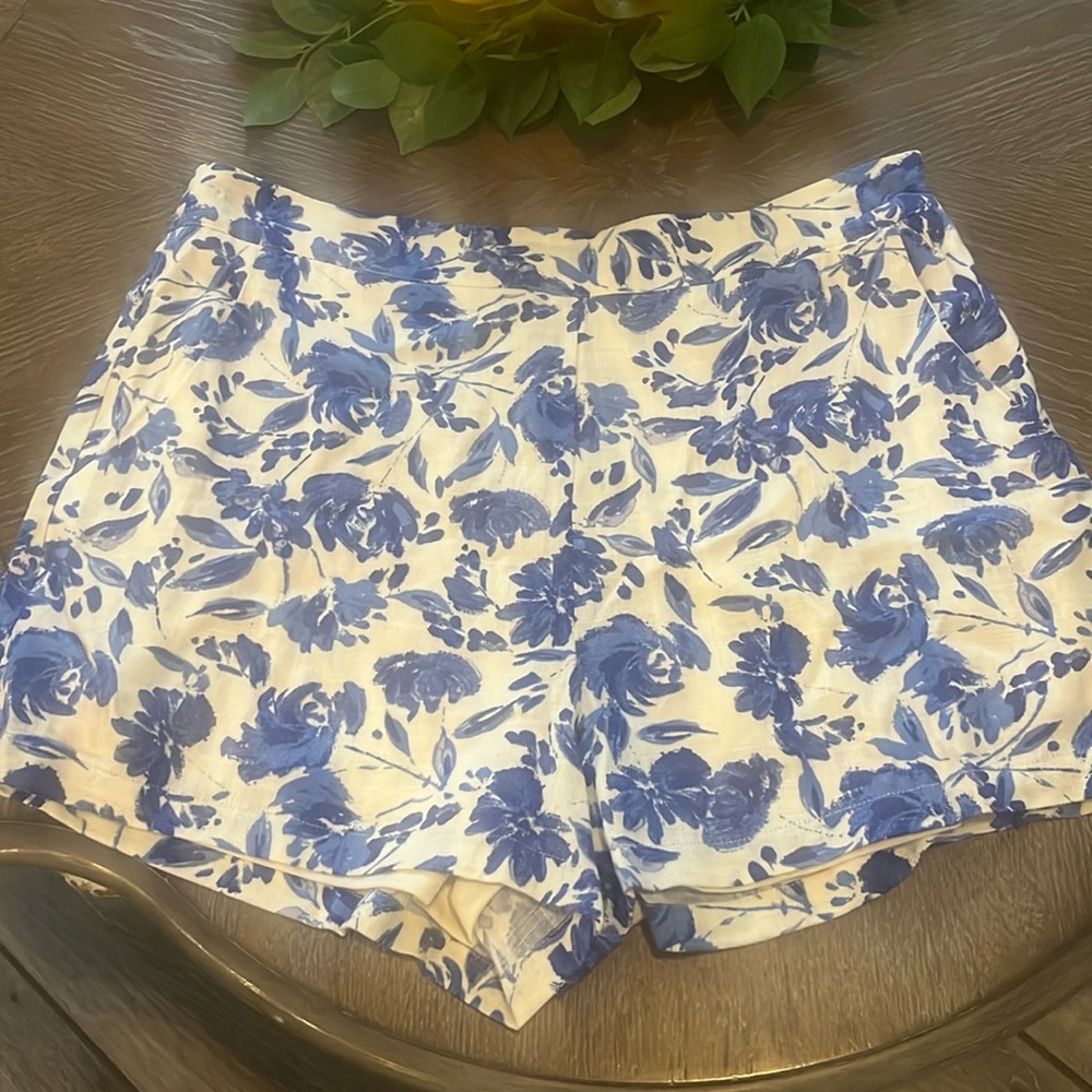 TCEC blue floral shorts, new with tags. Size Large